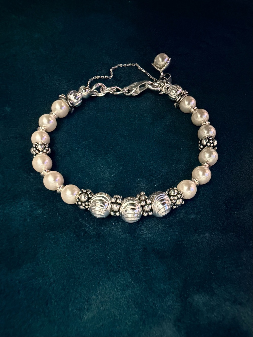 🥀sophisticated bracelet adorned w/genuine cream pearls and sterling silver🥀